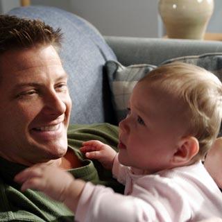 Tom Scavo (Doug Savant) avec sa fille penny.