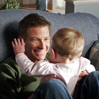 Tom joue avec sa fille Penny.