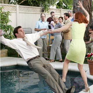 George (Roger Bart) entraine Bree (Marcia Cross) dans sa chute dans la piscine.