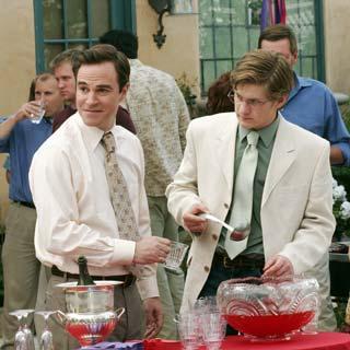 George (Roger Bart) et Zack Young (Cody Kasch) à la fête.