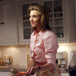 Mary-Alice fait à manger pour son mari et son enfant.