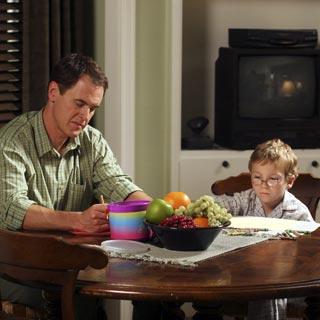 Paul Young (Mark Moses) avec son fils Zach enfant (Tanner Maguire).