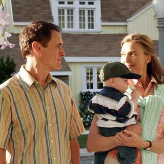 Mary-Alice, Paul et leur fils arrivent à Wisteria Lane.