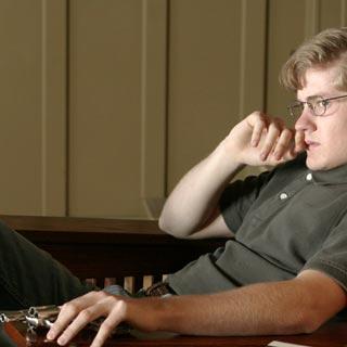 Zach (Cody Kasch) attend avec un revolver.