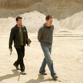 Mike (James Denton) emmène Paul (Mark Moses) menotté dans une carrière.