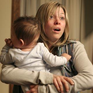 Deirdre (Jolie Jenkins) avec son fils Zach dans les bras.