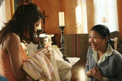 Xiao-Mei montre à Gaby (Eva Longoria) ce qu'elle a fait.