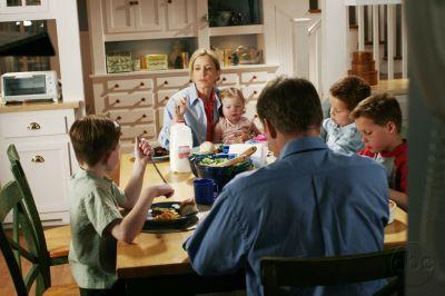 La famille Scavo dinent ensemble à table.