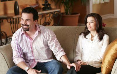 Carlos et Gabrielle reçoivent une personne d'une agence de mère porteuse.