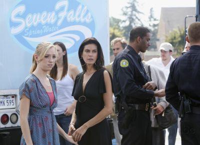Susan (Teri Hatcher) retrouve Julie, libérée, sur le parking du supermarché.