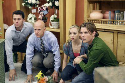Julie (Andrea Bowen) et Austin (Josh Henderson) sont surpris d'entendre des coups de feu dans le supermarché.