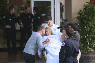 Lynette (Felicity Huffman) sort blessée au bras du supermarché. Tom la réconforte.