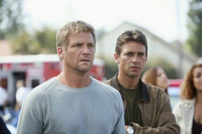 Tom (Doug Savant) et Ian (Dougray Scott) sont inquiets pour Julie et Lynette prises en otages dans le supermarché.