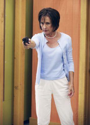 Carolyn Bigsby avec une arme.