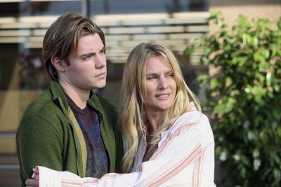 Edie (Nicolette Sheridan) heureuse de prendre son neveu Austin dans les bras.