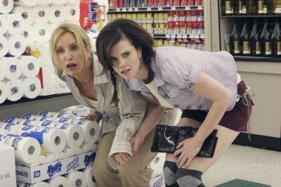 Lynette (Felicity Huffman) et Nora (Kiersten Warren) se cachent dans un rayon.