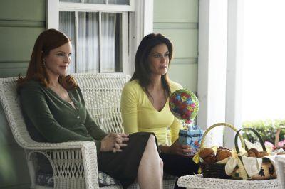 Bree (Marcia Cross) et Susan (Teri Hatcher) attendent le retour de Lynette de l'hôpital.
