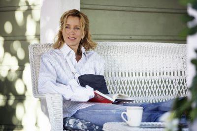 Lynette Scavo (Felicity Huffman) est assise devant sa maison.