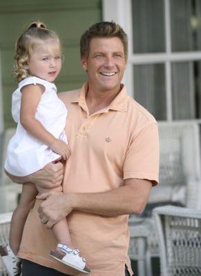 Tom Scavo (Doug Savant) avec Penny.