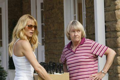Edie (Nicolette Sheridan) et Karen McCluskey (Kathryn Joosten) préparent la fête de quartier.