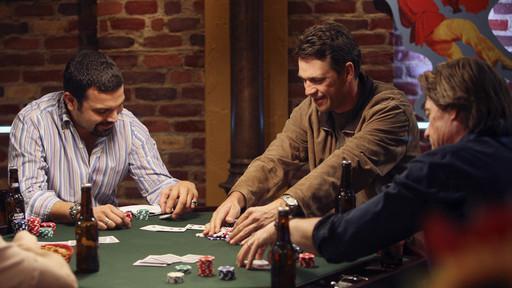 Ian Hainsworth (Dougray Scott), Carlos Solis (Ricardo A. Chavira), Orson Hodge (Kyle MacLachlan) et Mike Delfino (James Denton) se font une soirée poker.