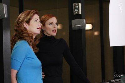 Katherine et Bree regardent leurs résultats.