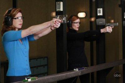Bree (Marcia Cross) et Katherine (Dana Delany) s'exercent au tir.