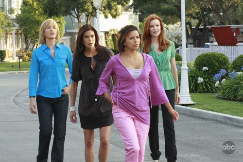 Les filles découvrent qu'Edie (Nicollette Sheridan) est de retour à Wisteria Lane.