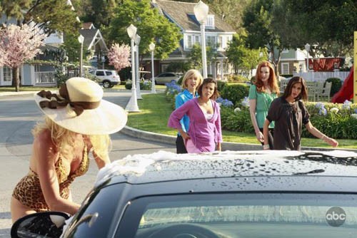 Les filles sont étonnées de revoir Edie à Wisteria Lane.