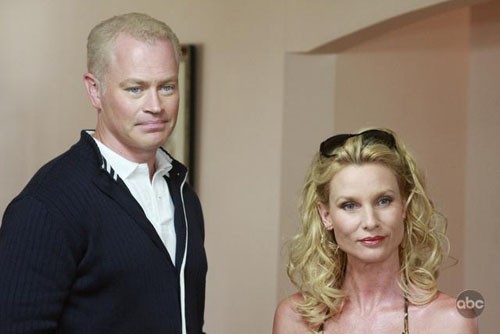 Edie (Nicollette Sheridan) et son nouveau mari, Dave Williams (Neal McDonough).