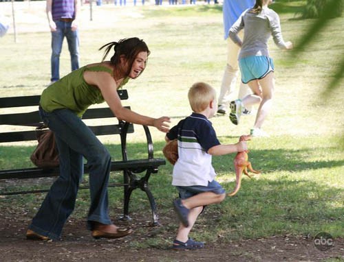 Susan (Teri Hatcher) attrape son fils MJ au parc.