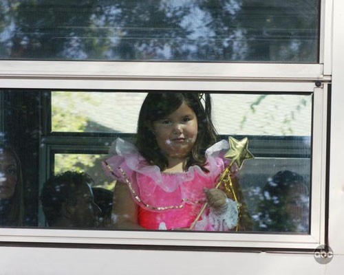 Juanita (Madison De La Garza) est montée dans un bus toute seule.