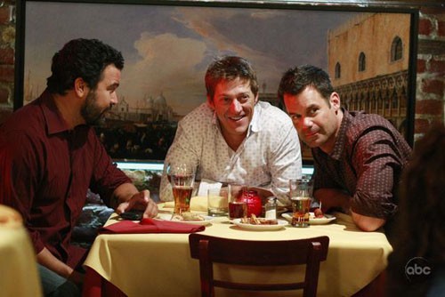 Carlos (Ricardo A. Chavira), Bob (Tuc Watkins) et Lee (Kevin Rahm) rigolent ensemble à une table.